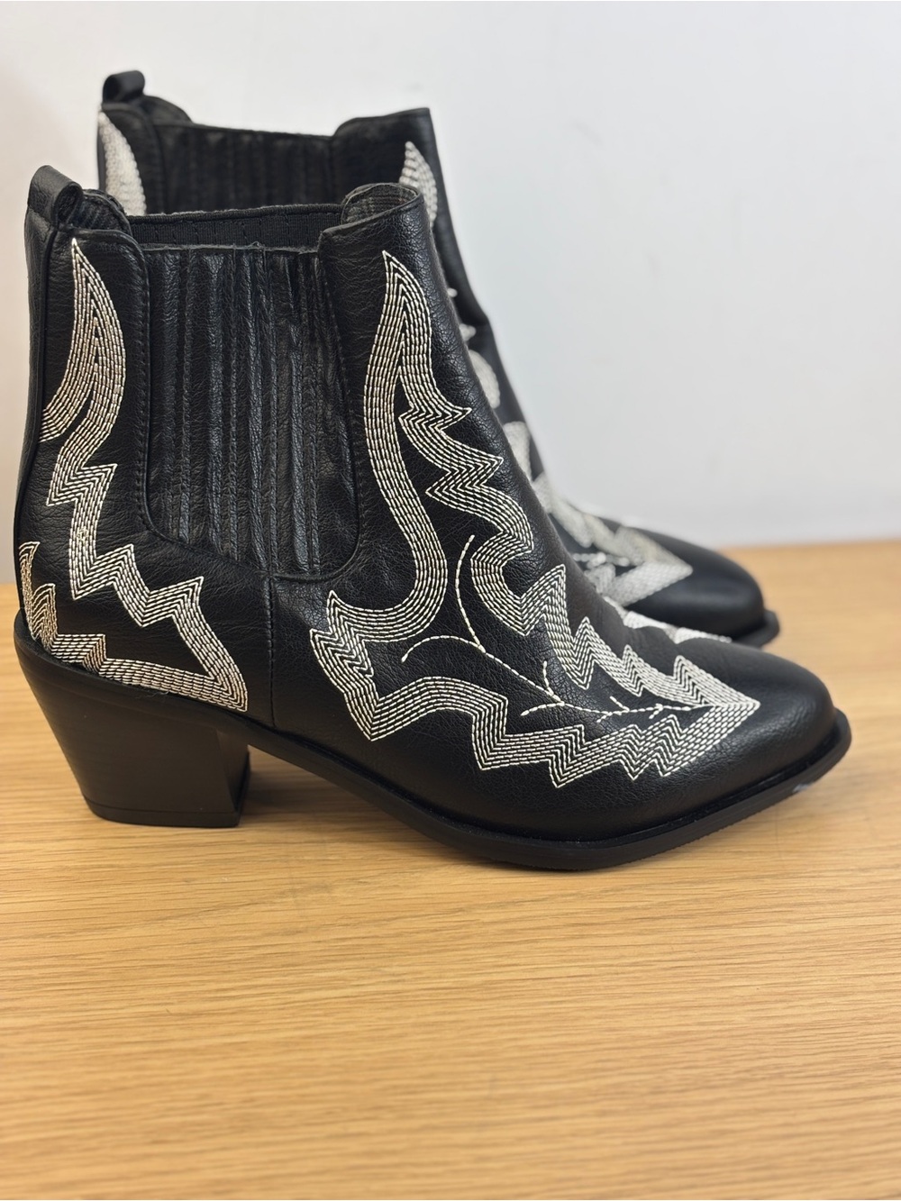 Aelegantmis Black Western Embroidered Ankle Boots  Woman’s 37/US 7 Like New!